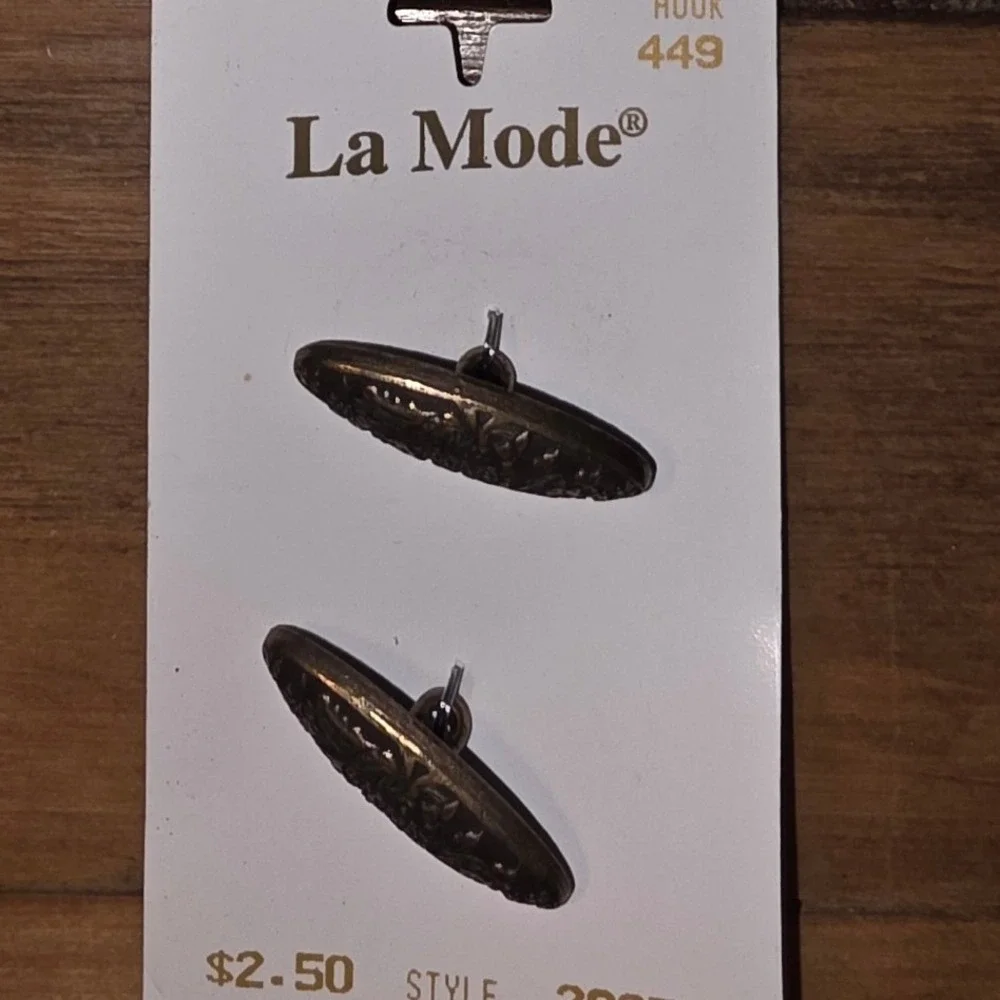 La Mode Buttons Gold Antique Gold Floral Scroll 3/4 and 1 1/8 Inch 6pc Italy